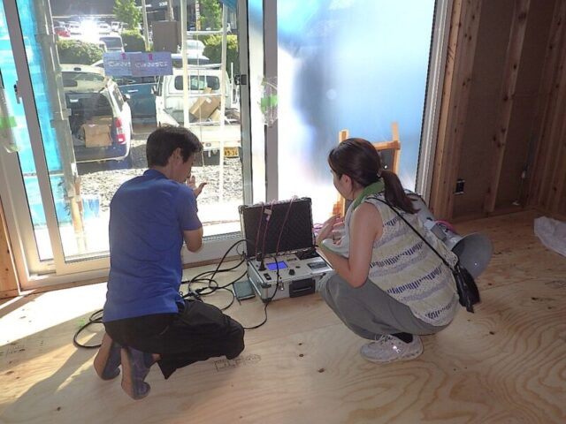 守谷市の家　気密測定の様子