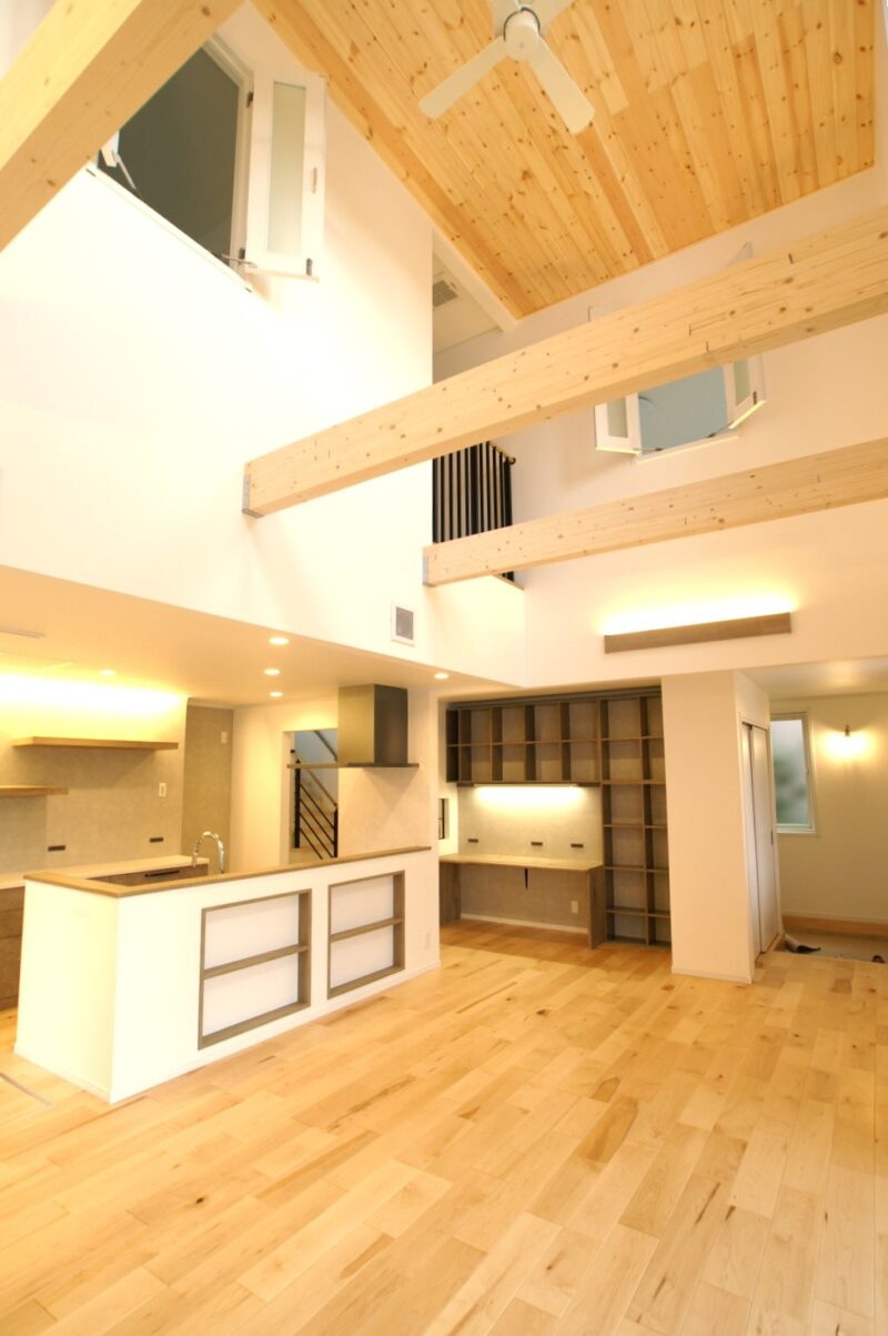 吹き抜けのリビングダイニング