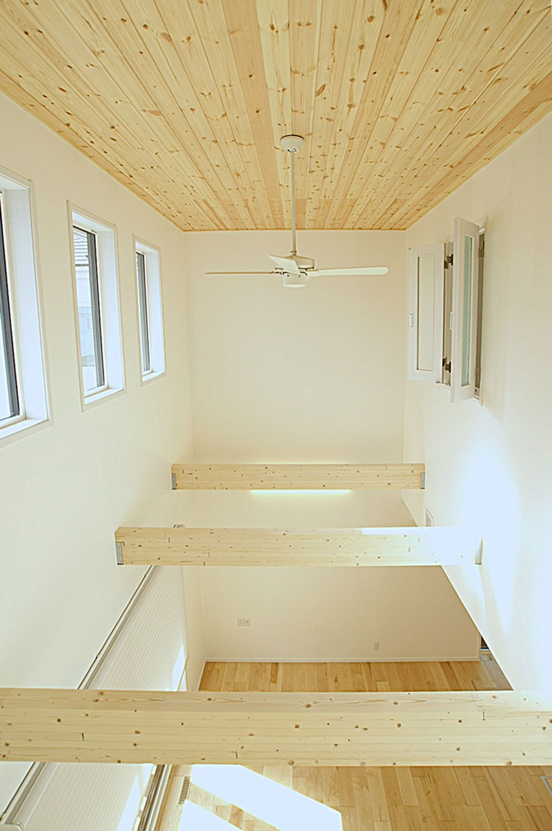 パイン材の吹き抜け天井