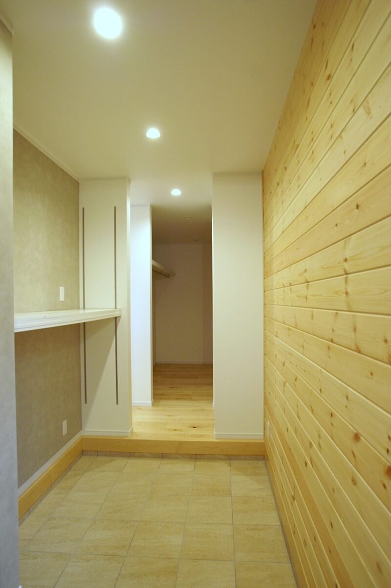 ファミリークロークへ続く土間収納